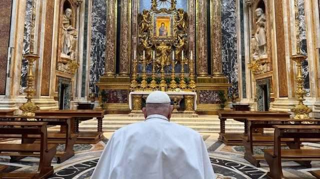 Papa em oração na Basílica de Santa Maria Maior em Roma