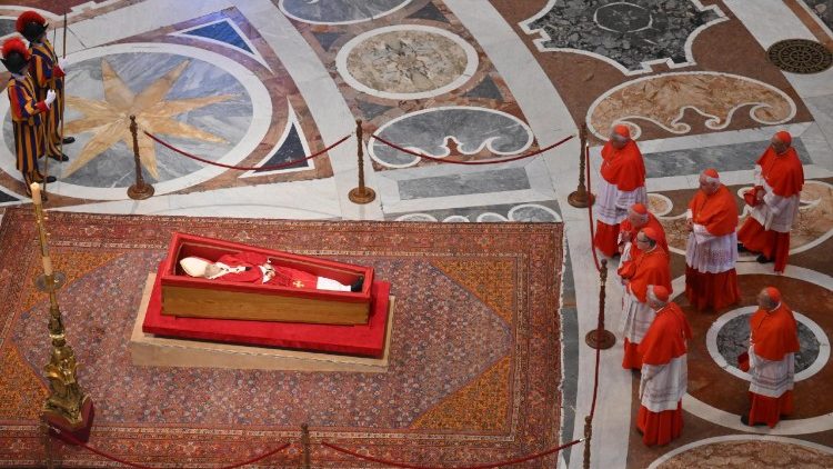 O corpo do Papa Francisco da Casa Santa Marta à Basílica de São Pedro